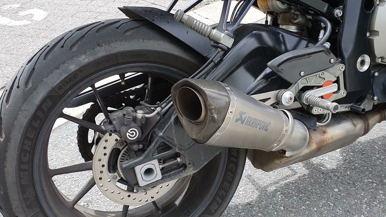 BMW S1000R Akrapovic exhaust sound.