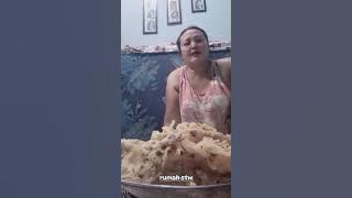 Bunda stw lagi bikin peyek