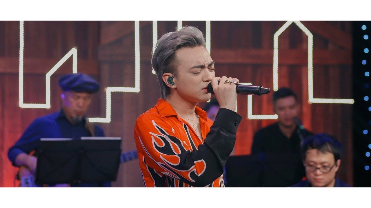 Chuyến Đi Của Năm - Soobin Hoàng Sơn | Music Home (LIVE)