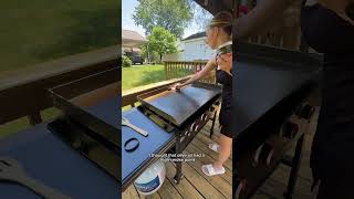 Reseasoning the blackstone #cleaningvideos #cleantok #blackstone #grill #seasoning #oil