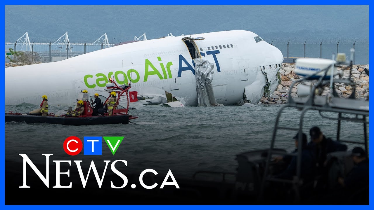 Двое рабочих погибли после того, как грузовой самолет Boeing 747 выкатился за пределы взлетно-пос...