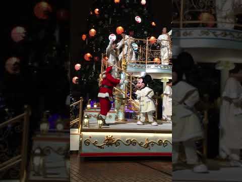 ミッキーたちがサンタさんとともにクリスマスツリーを輝かせる！ディズニーランド・パリの「Mickey’s Magical Christmas Lights」