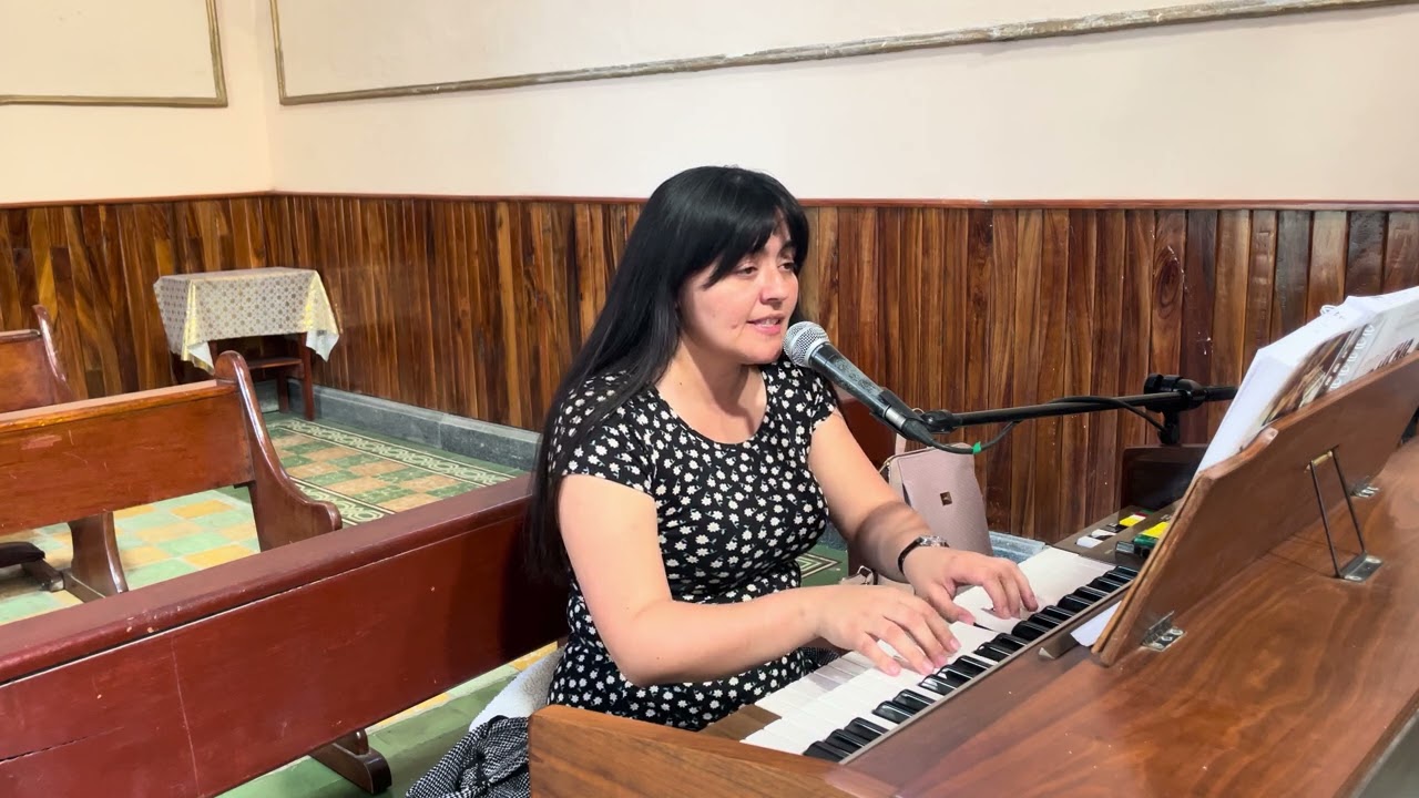 Junto a la cruz, virgen dolorosa,