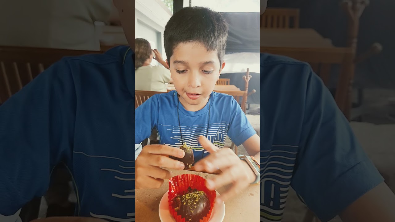 probando chocolate de dubai 