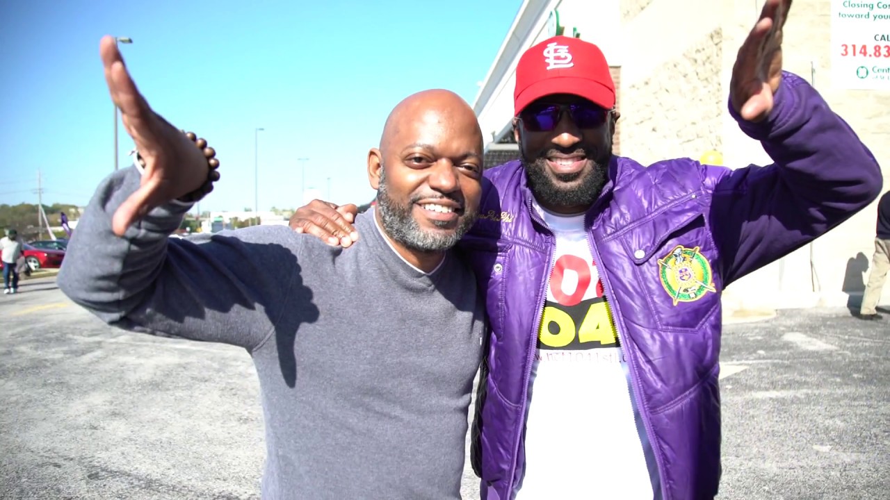 Que Dog Gives Rickey Smiley The Jacket Off His Back