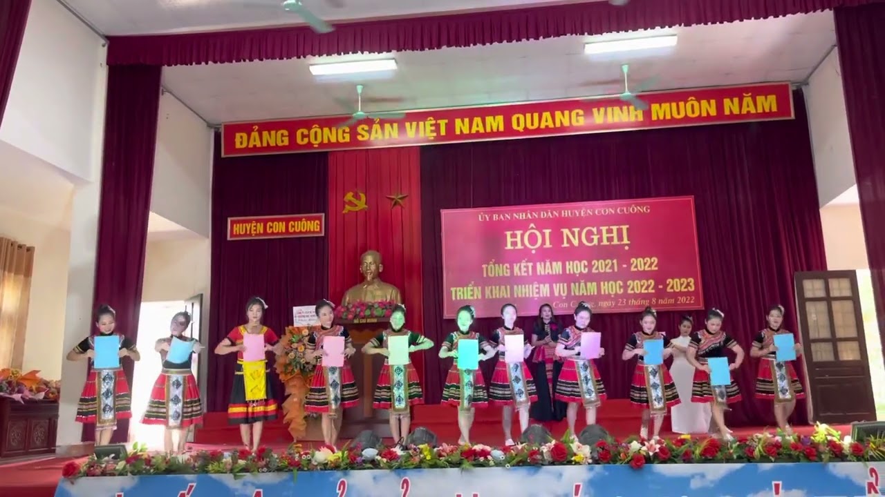Hát múa : Em là cô giáo vùng cao- LÊ TRANG. Đội VNPGĐT huyện con cuông