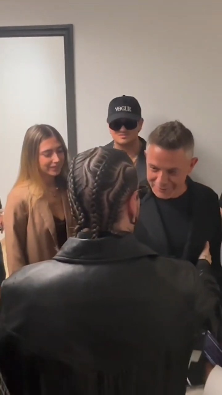 Adoramos el abrazo entre Alejandro Sanz y Piso 21?? ¡Imperdible en los #Billboards2024 esta noche!