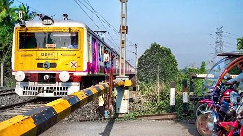 Huge Traffic Jam at Railgate | Newly Painted Shiny EMU Local Train Speedily Skip Busy Level Crossing