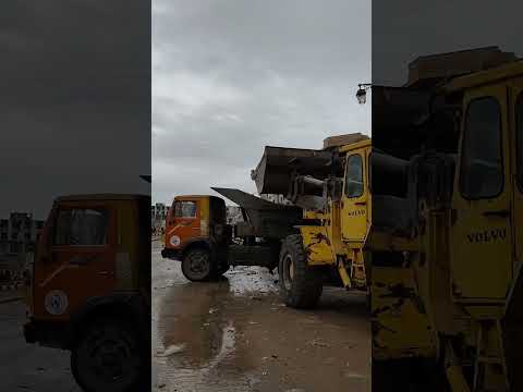 مجلس مدينة درعا يباشر أعمال إزالة للأنقاض وإعادة التأهيل للمباني المتضررة في حي السل