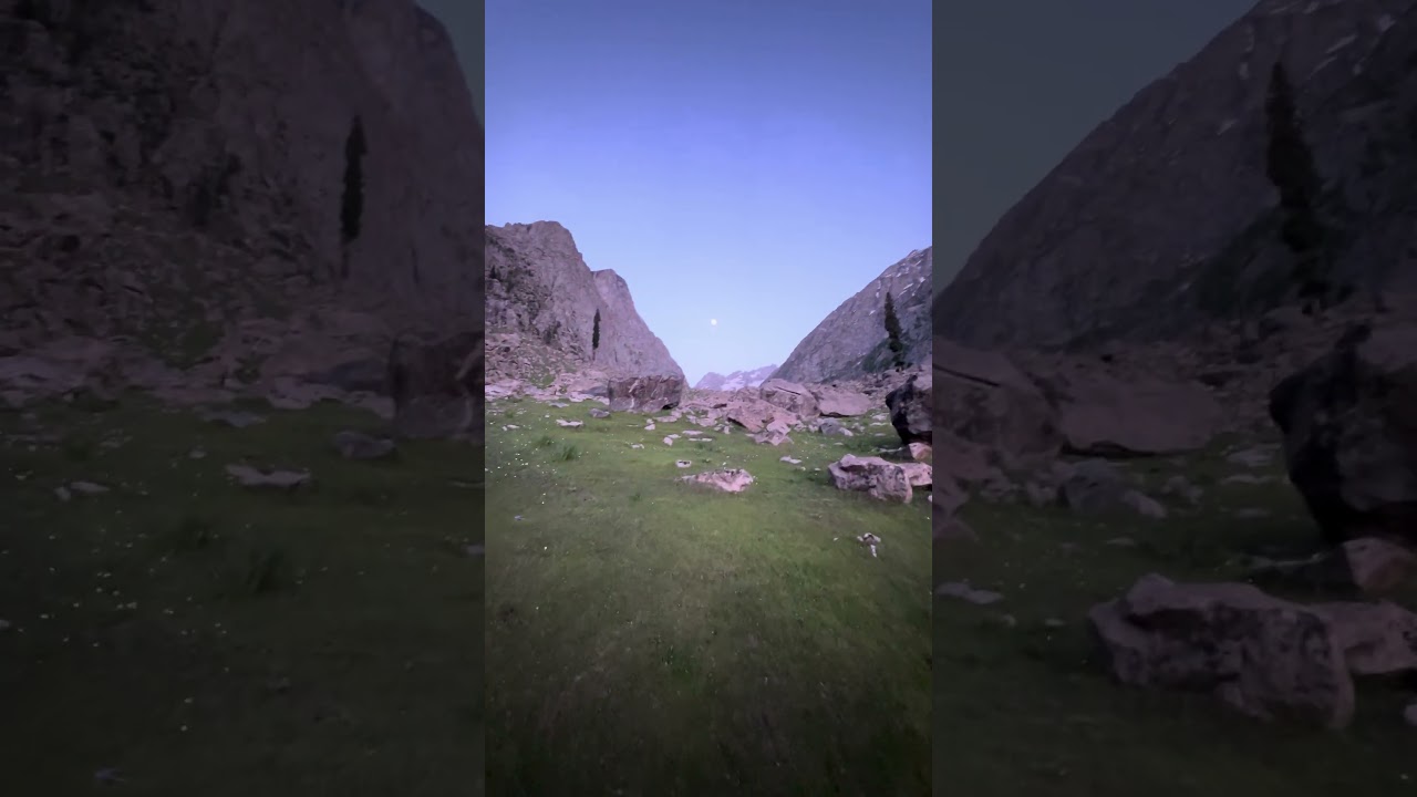 Moon 🌒 between the mountains 