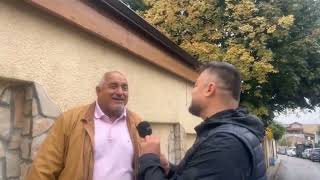картинка: Борисов излезе при Бареков пред дома си в Банкя