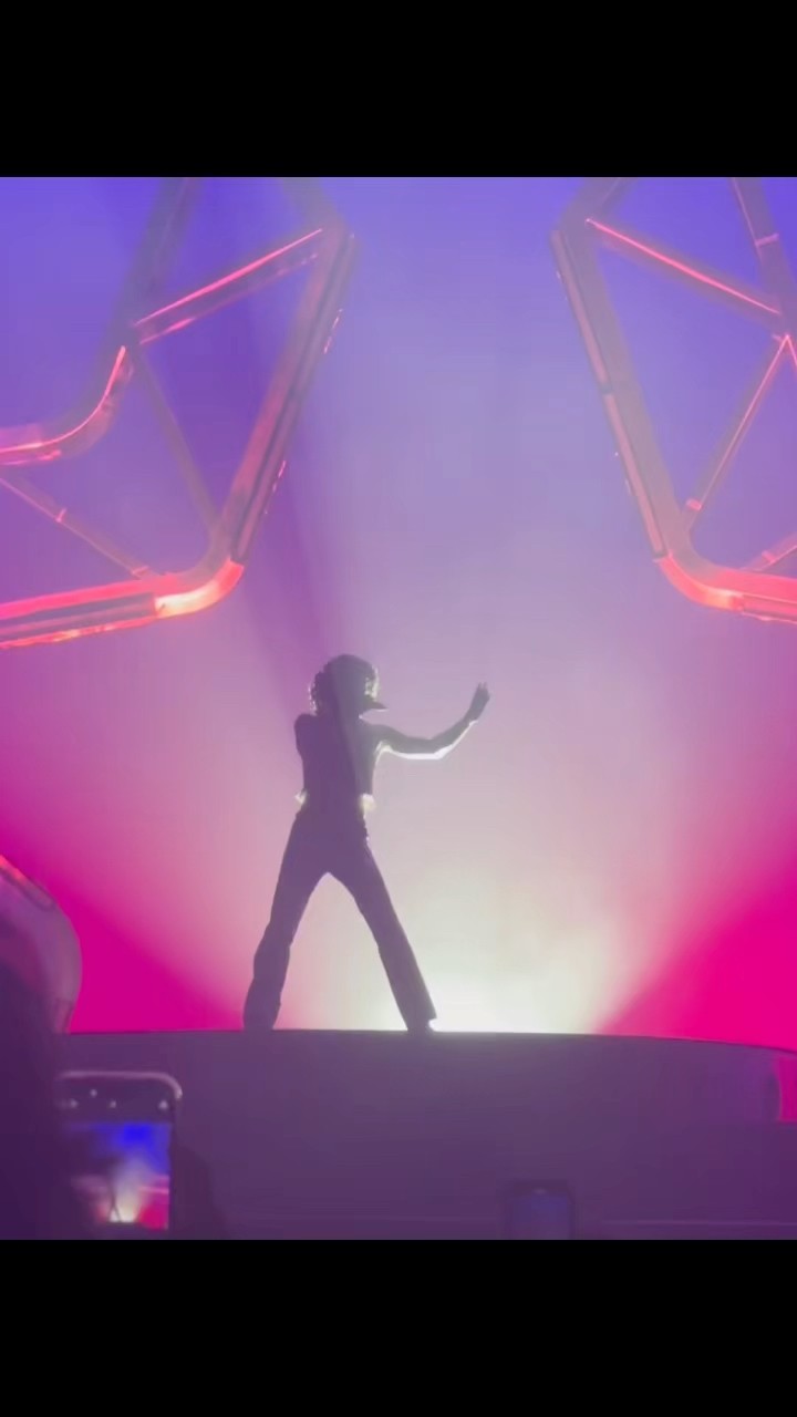 Love his dances in this song ⭐️ #foundheaven #concert #coneheads #conangray #live #tour