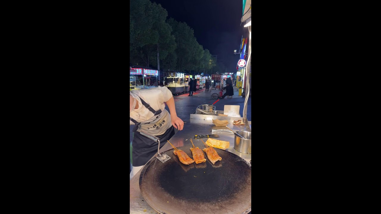 Beautiful Streamer Whips Up Street Food Magic | 可愛い美女配信者が屋台飯を魔法のように作る！ 2026-01-28 