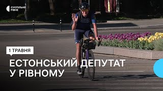 З Таллінна — у Рівне: естонський депутат подорожує на велосипеді, щоб зібрати гроші для ЗСУ