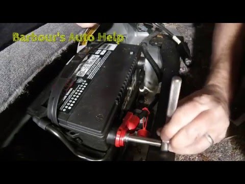 Vidéo: Où est la batterie dans une Pontiac Bonneville 2002?