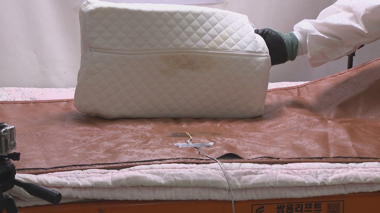 newspaper mockup '180℃까지 상승'…라텍스, 전기장판 위에 놓으면 위험 / 연합뉴스TV (YonhapnewsTV)