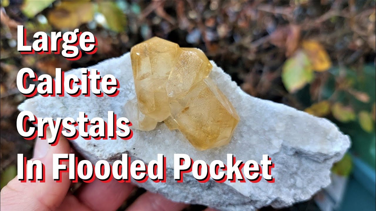 Calciet kristallen zoeken in door water schoongespoelde pocket in België