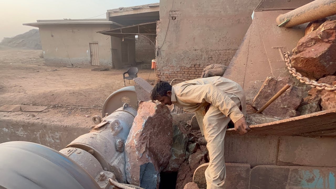 “Extreme Stone Crushing 💥 Giant Rocks Smashed by Powerful Crusher Machine!”
