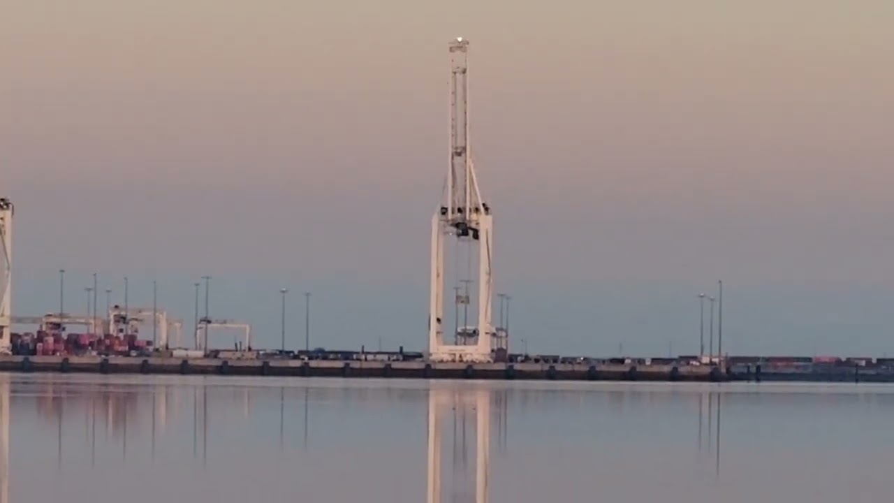 Robert's Bak Delta Port Coal Trains Ships with Coal for Overseas