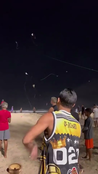 MAIN LAYANGAN RAME RAME MALAM HARI DI PINGGIR PANTAI