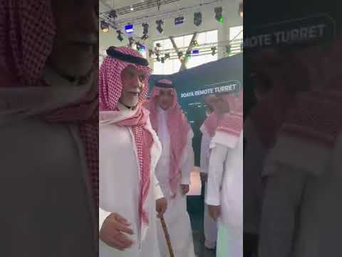 الأمير بندر بن سلطان برفقة ابنه الامير خالد بن بندر في زيارة لمعرض الدفاع الدولي