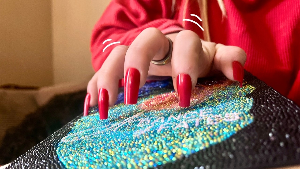 asmr on the best sounding items in my house (tapping)