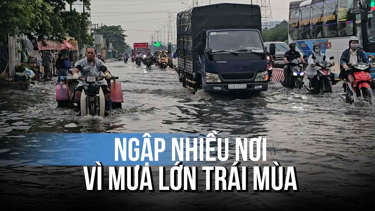 Mưa lớn trái mùa gây ngập nặng, nhiều xe chết máy trên đường ở TP.HCM