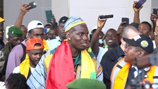 Pogba accueilli par des milliers de fans avant un match caritatif en Guinée | AFP