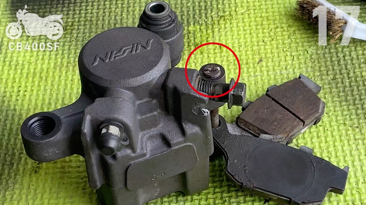 固着したプラグピンが回らない…CB400SFのブレーキキャリパーオーバーホール01