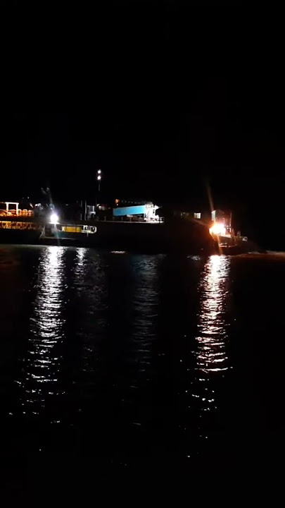 suasana malam di kapal laut Bangka