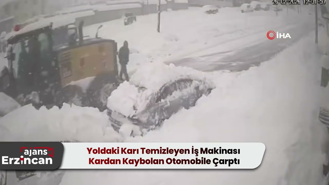Yoldaki Karı Temizleyen İş Makinası Kardan Kaybolan Otomobile Çarptı
