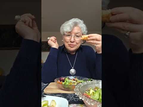 صبحانه ناهار امروز با شما سالاد با تیکه های مرغ گلابی نون و کره و شکر و کافی و 