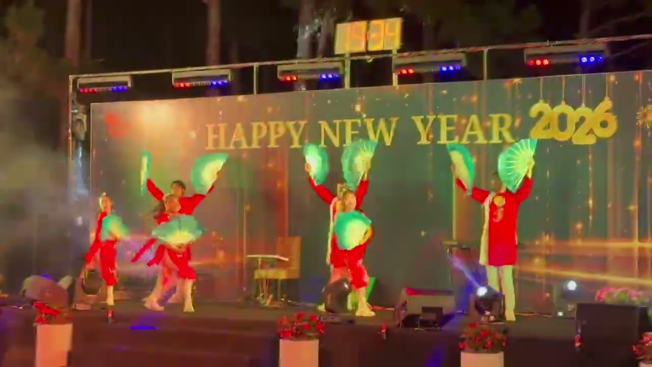 Chúc xuân tài lộc 2025 Đà Lạt-vũ Đoàn RAINBOW