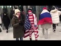 ​Грустные американцы, весёлые россияне и странный человек-флаг США