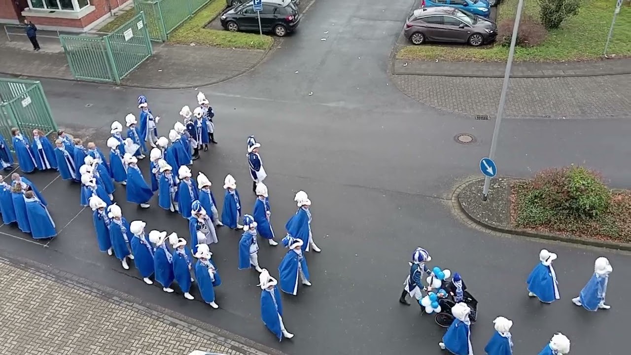 Rosenmontag in Siegburg geht los Kaserne Luisenstraße Aufbau und Beginn des Zuges 