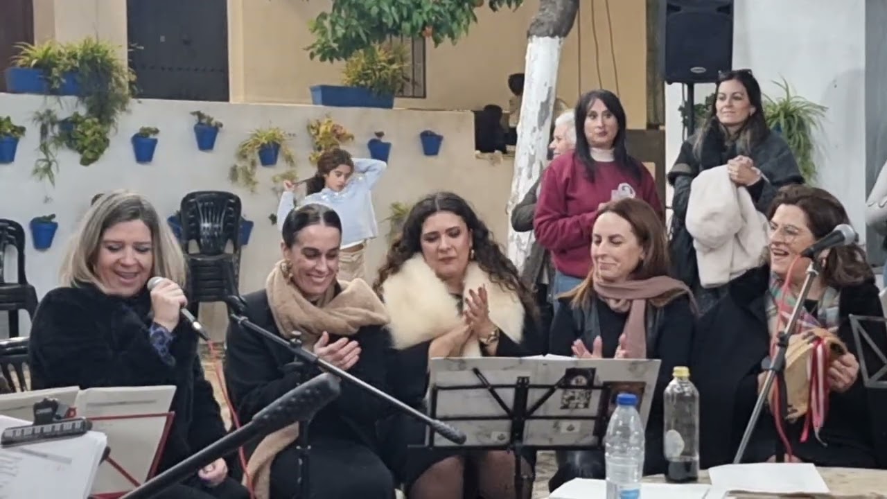 FUERA LAS PENAS.– Mujeres Soledaeras en la IX Zambomba de la Hermandad de la Soledad de Hinojos