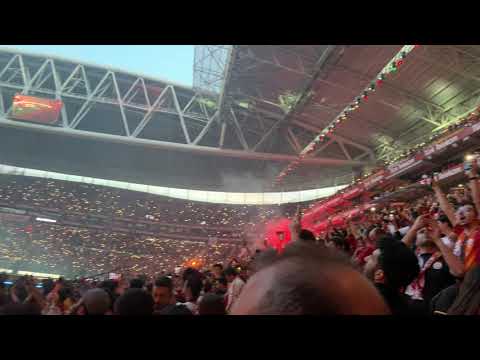 TÜYLER DİKEN DİKEN , İBRAHİM ERKAL SEVME - TT ARENA KOROSU GALATASARAY ultrAslan