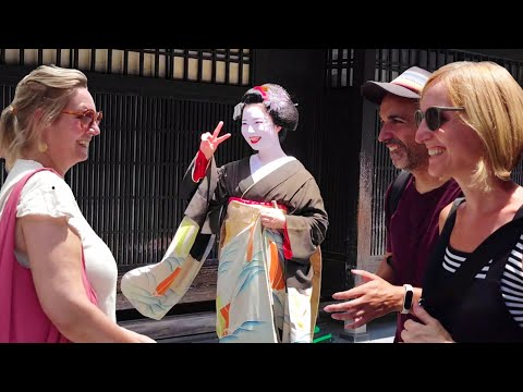 人生初!京都祇園、外国人観光客が美しい舞妓さんを生まれて初めて見て、歓喜の笑顔!海外の反応