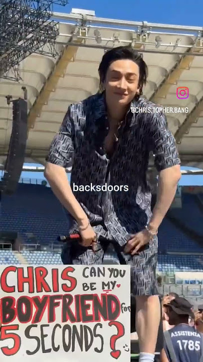 sign: Chris can you be my boyfriend for 5 seconds #straykids ##skzconcert ##skz #bangchan
