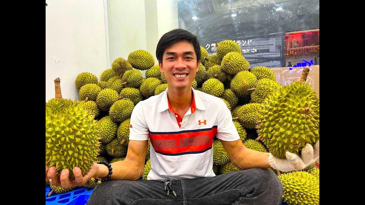 Anh trai quê tách sầu riêng cơm vàng chín tới, không nhúng thuốc không kịp bán ở Sài Gòn