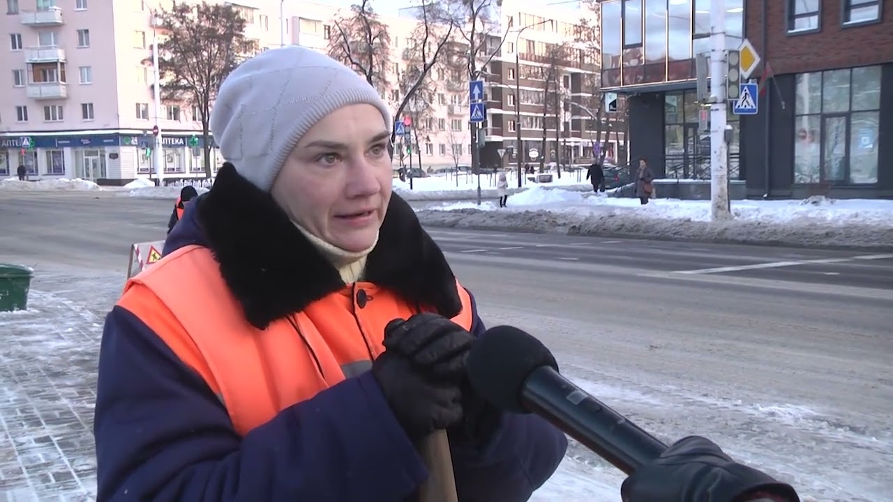 2022-12-13 г. Брест. Уборка г. Бреста специалистами «Коммунальника».  Новости на Буг-ТВ. 