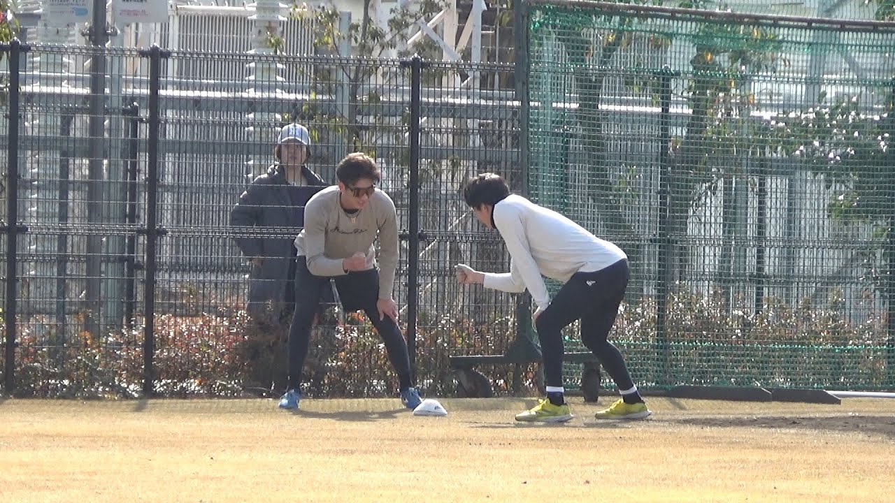 【大爆笑すぎるw】下村投手と今朝丸投手がダッシュで勝負しようぜ！とじゃんけんであいこになったらスタートとルールを決めるがあいこにならず2人で大爆笑する微笑ましい光景【阪神自主トレ】2026.1.16