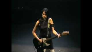 PJ Harvey - This Mess We&#39;re In (Live at Brixton Academy, London, 2001)