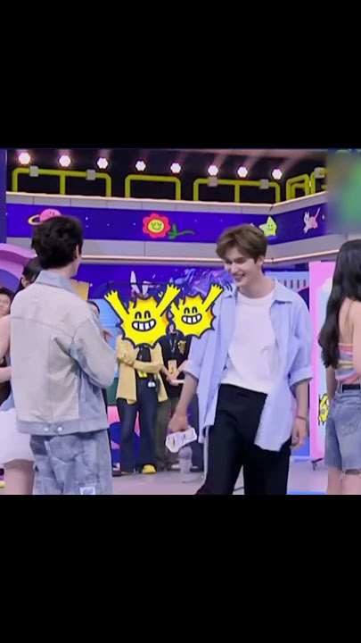 田曦薇是真能抱啊!一下子就把许凯公主抱起来了 #一见你就笑 #子夜归