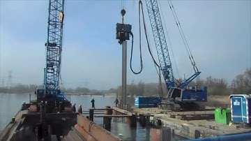 PVE 28VM vibratory hammer driving in IJmeer, the Netherlands