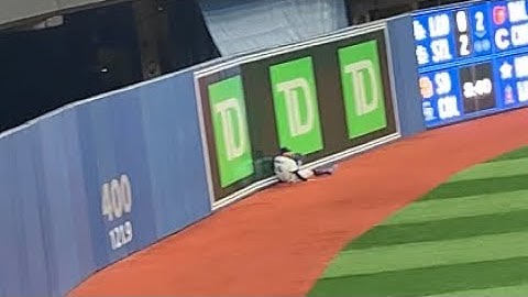 George Springer makes a spectacular diving catch on Kyle Schwarber