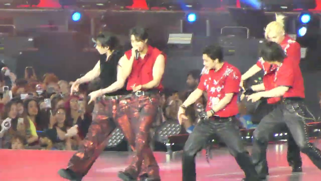 [4K FANCAM] God's Menu 神메뉴 // Stray Kids 스트레이 키즈 ( @StrayKids)  in Frankfurt