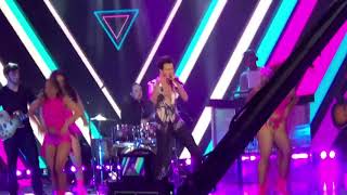 Sebastian Yatra * Por perro detrás de las cámaras!!