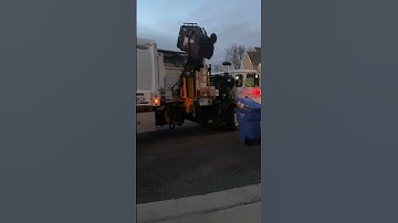 Labrie Automizer on heavy post X-mass trash,Chesapeake VA