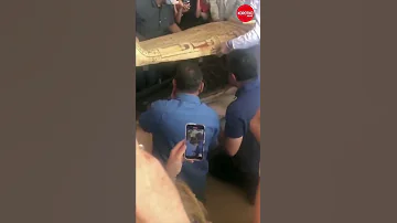 Мумия — археологи в Египте вскрыли древнюю гробницу запечатанную 2500 лет назад #shorts